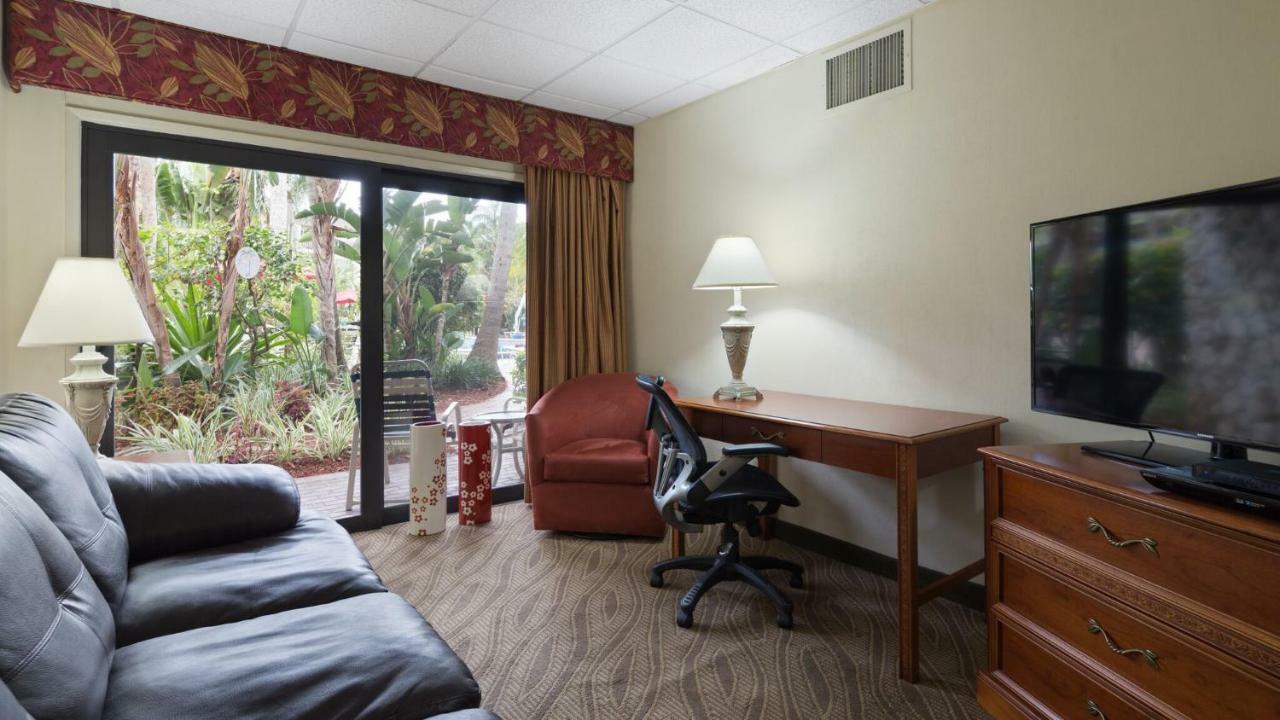 Best Western Naples Inn & Suites Buitenkant foto